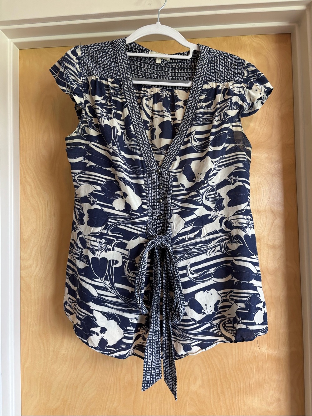 Porridge Anthropologie Navy Floral Cap Sleeve Tie-Front V-Neck Blouse Sz 8